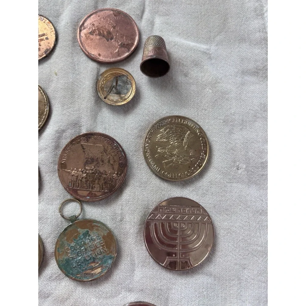 Miscellaneous‎ Brass, Copper Commemorative Coins, Assemble A Button. 3743
